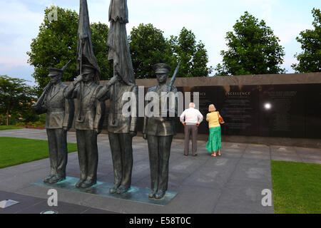 Honor Guard Statuen, paar betrachten Inschrift Wand hinter United States Air Force Memorial, Arlington, Virginia, USA Stockfoto