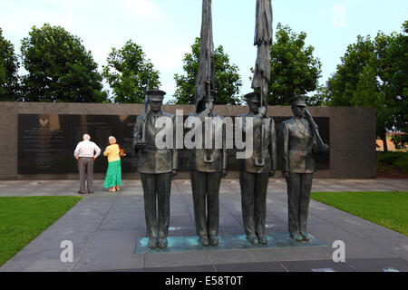 Honor Guard Statuen, paar betrachten Inschrift Wand hinter United States Air Force Memorial, Arlington, Virginia, USA Stockfoto