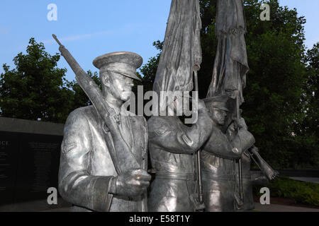 Detail der Ehrengarde Statuen vor Inschrift Wand, United States Air Force Memorial, Arlington, Virginia, USA Stockfoto