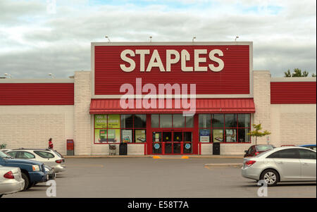 Vorderseite des Staples Business Depot Filiale in Lindsay Ontario Stockfoto