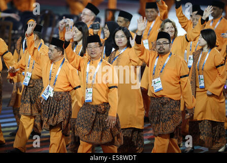 Glasgow, Schottland. 23. Juli 2014. Mitglieder der Delegation des malaysischen beiwohnen die Eröffnungsfeier der XX Commonwealth Games im Celtic Park in Glasgow, Großbritannien, 23. Juli 2014. Bildnachweis: Wang Lili/Xinhua/Alamy Live-Nachrichten Stockfoto