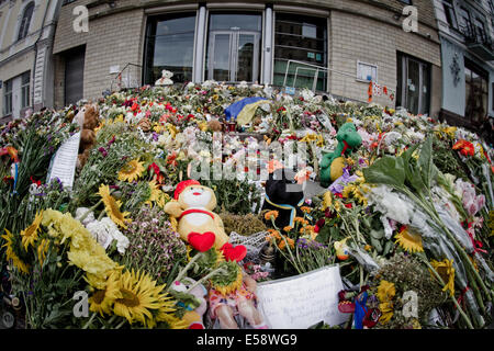 Kiew, Ukraine. 23. Juli 2014. Berge von Blumen, lag Spielzeug vor Botschaft von dem Königreich der Niederlande zur Erinnerung an MH-17 Air Crash-Opfer. Bildnachweis: Sergii Kharchenko/Pacific Press/Alamy Live-Nachrichten Stockfoto