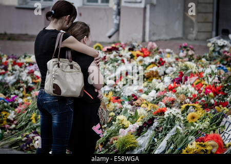 Kiew, Ukraine. 23. Juli 2014. Angehörige von dem Flugzeugabsturz MH 17 Weinen vor Botschaft des Königreichs der Niederlande in Kiew. Bildnachweis: Sergii Kharchenko/Pacific Press/Alamy Live-Nachrichten Stockfoto