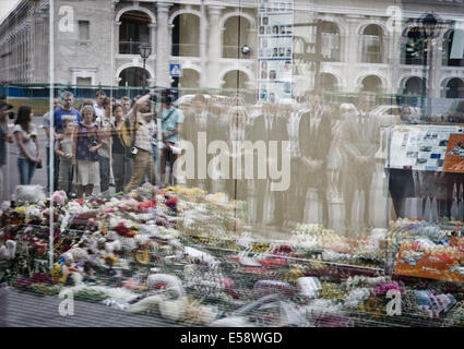 Kiew, Ukraine. 23. Juli 2014. Die Mitarbeiter der niederländischen Botschaft in der Ukraine halten einer Schweigeminute für die Opfer von MH-17 Flugzeugabsturz. Bildnachweis: Sergii Kharchenko/Pacific Press/Alamy Live-Nachrichten Stockfoto