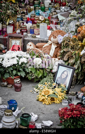 Kiew, Ukraine. 23. Juli 2014. Blumen, Kerzen und Porträts von MH-17 Air Crash-Opfer sind vor Botschaft des Königreichs der Niederlande in Kiew gesehen. Bildnachweis: Sergii Kharchenko/Pacific Press/Alamy Live-Nachrichten Stockfoto