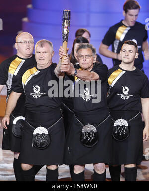 Glasgow, Schottland. 23. Juli 2014. Die Königin Baton erfolgt während der Eröffnungsfeier für die XX-Commonwealth-Spiele im Celtic Park in Glasgow, Großbritannien, am 23. Juli 2014. Bildnachweis: Wang Lili/Xinhua/Alamy Live-Nachrichten Stockfoto