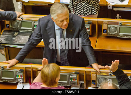 Kiew, Ukraine. 23. Juli 2014. Führer der kommunistischen Partei Petro Symonenko Schlägereien mit seinen Kollegen während der Sitzung im Parlament von Kiew. Bildnachweis: Pazifische Presse/Alamy Live-Nachrichten Stockfoto