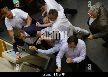 Kiew, Ukraine. 23. Juli 2014. Ukrainische Parlamentsabgeordnete von rechtsradikalen Partei "Swoboda" vertreiben mit Gerangel Führer der kommunistischen Partei Petro Symonenko aus dem Saal während einer Sitzung im Parlament in Kiew. Bildnachweis: Pazifische Presse/Alamy Live-Nachrichten Stockfoto