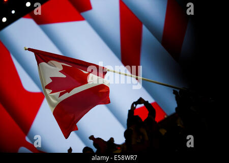 Glasgow, Schottland. 23. Juli 2014. Eröffnungsfeier der 20. Commonwealth Games in Glasgow im Celtic Park. Ein dramatisches Bild der kanadischen Flagge als es betritt das Stadion Credit: ALAN OLIVER/Alamy Live News Stockfoto