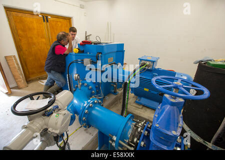 Ingenieure prüfen eine Wasserturbine in Grasmere, Lake District, Großbritannien. Stockfoto