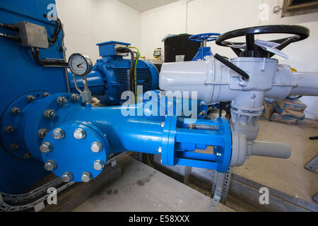 Ingenieure prüfen eine Wasserturbine in Grasmere, Lake District, Großbritannien. Stockfoto