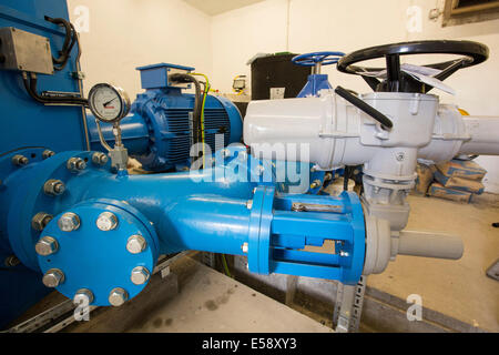 Ingenieure prüfen eine Wasserturbine in Grasmere, Lake District, Großbritannien. Stockfoto