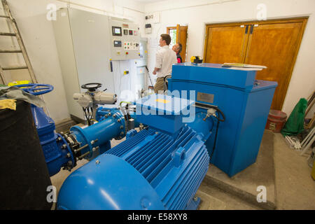 Ingenieure prüfen eine Wasserturbine in Grasmere, Lake District, Großbritannien. Stockfoto