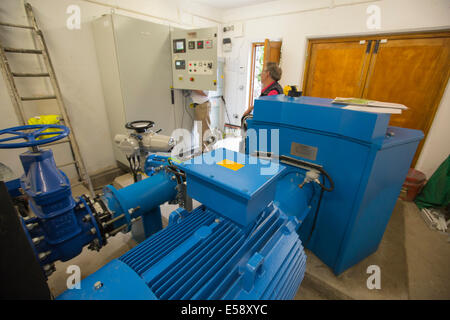 Ingenieure prüfen eine Wasserturbine in Grasmere, Lake District, Großbritannien. Stockfoto