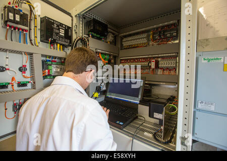 Ingenieure prüfen eine Wasserturbine in Grasmere, Lake District, Großbritannien. Stockfoto