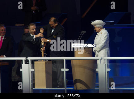 Glasgow, Schottland. 23. Juli 2014. Glasgow Commonwealth Games. -Fans vor der Eröffnungsfeier. Sir Chris Hoy hilft Präsident der CGF seine königliche Hoheit Prinz Imran mit dem Queens Baton Kredit: Action Plus Sport/Alamy Live News Stockfoto