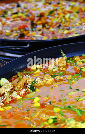 Meeresfrüchte-Paella und viel Gemüse gekocht wird auf einem Straßenmarkt in sehr großen Pfannen - Fremantle, Western Australia. Stockfoto