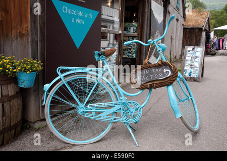 Ein blaues Fahrrad außerhalb der Schoko-Laden in Geiranger Norwegen Stockfoto