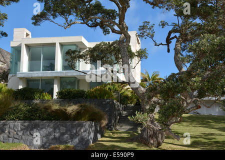 Helle moderne Villa in Takapuna Beach, Auckland, Neuseeland Stockfoto