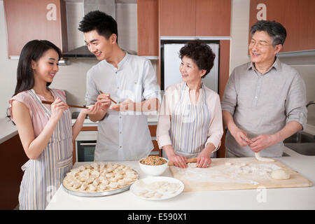 Glückliche Familie Knödel machen Stockfoto