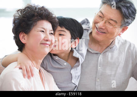 Niedliche Enkel küssen Großmutter Stockfoto