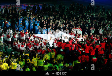 Glasgow, Schottland. 23. Juli 2014. Die Flagge der Commonwealth Games ist ins Stadion während der Eröffnungsfeier der XX Commonwealth Games im Celtic Park in Glasgow, Großbritannien, am 23. Juli 2014 durchgeführt. Bildnachweis: Han Yan/Xinhua/Alamy Live-Nachrichten Stockfoto