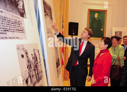 Los Angeles, USA. 23. Juli 2014. Christopher Nixon Cox (1. L), Enkel des ehemaligen US-Präsidenten Richard Nixon und Li Xiaolin (2 L), Präsident der Vereinigung des chinesischen Volkes für Freundschaft mit dem Ausland, besuchen Sie die Foto-Ausstellung "Salute to Freundschaft - Bilder erzählen China und den USA Zusammenarbeit während dem zweiten Weltkrieg" in der Nixon-Bibliothek in Yorba Linda Stadt in Kalifornien, USA, 23. Juli 2014. Die Fotos wurden von Soldaten der U.S. Army Signal Corps in China während des zweiten Weltkriegs. © Zhang Chaoqun/Xinhua/Alamy Live-Nachrichten Stockfoto