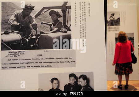 Los Angeles, USA. 23. Juli 2014. Eine Frau besucht die Fotoausstellung "Salute to Freundschaft - Bilder erzählen China und den USA Zusammenarbeit während dem zweiten Weltkrieg" in der Nixon-Bibliothek in Yorba Linda Stadt in Kalifornien, USA, 23. Juli 2014. Die Fotos wurden von Soldaten der U.S. Army Signal Corps in China während des zweiten Weltkriegs. © Zhang Chaoqun/Xinhua/Alamy Live-Nachrichten Stockfoto