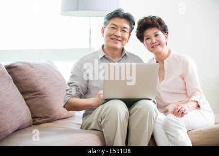 Gerne älteres Paar mit laptop Stockfoto