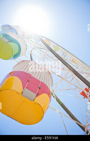 Blick nach oben zu bunten Riesenrad und Kutschen im Freizeitpark an sonnigen Sommertag Stockfoto