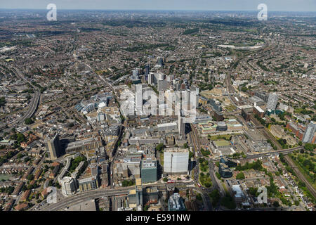 Eine Luftaufnahme des Croydon zeigt das Stadtzentrum mit den hohen Gebäuden Londons in der Ferne sichtbar. Stockfoto