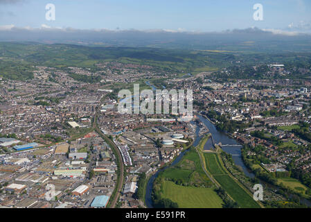 Eine Luftaufnahme, Blick nach Norden entlang der Fluss Exe in Richtung Exeter City Centre in Devon, Großbritannien Stockfoto