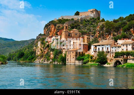 Blick auf den Fluss Ebro und die alte Stadt von Miravet, Spanien, Hervorhebung der Templerburg in der Spitze des Hügels Stockfoto