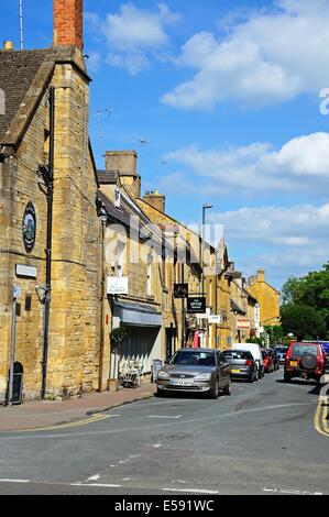 Geschäfte und Firmen entlang der Oxford Street, Moreton-in-Marsh, Cotswolds, Gloucestershire, England, UK, Westeuropa. Stockfoto