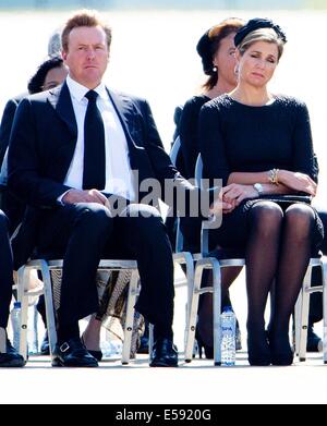 Eindhoven, Niederlande. 23. Juli 2014. Niederländischer König Willem-Alexander und Maxima der Königin auf dem Militärflugplatz in Eindhoven, Niederlande, kommt 23. Juli 2014, bei der Ankunft einer niederländischen Luftwaffe c-130 Hercules-Ebene und eine australische Royal Australian Air Force C17-Transportflugzeug mit den ersten Stellen der 298 Opfer des Flugzeugabsturzes in der Ostukraine Malaysia Airlines MH17 von Charkiw, Ukraine. Foto: Patrick van Katwijk/Niederlande und Frankreich heraus - Live News WIRE SERVICE/Dpa/Alamy Stockfoto