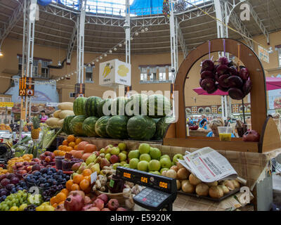 23. Juli 2014 - Display mit Obst und Gemüse. Bessarabski Markt befindet sich im Zentrum von Kiew auf dem Bessarabskaia Platz am Ende der Hauptverkehrsader der Stadt, der Chreschtschatyk, Kiew, Ukraine. © Igor Golovniov/ZUMA Draht/Alamy Live-Nachrichten Stockfoto