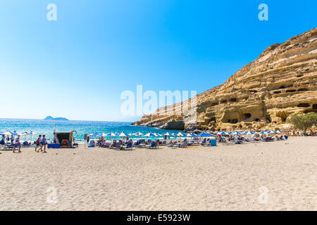 Kieselstrand Matala, Kreta. Matala ist berühmt für künstliche neolithischen Höhlen im Kalksteinfelsen geschnitzt geworden. Während t Stockfoto