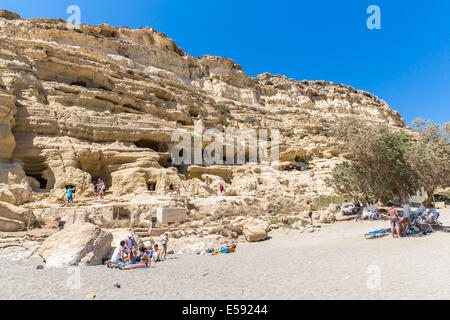 Kieselstrand Matala, Kreta. Matala ist berühmt für künstliche neolithischen Höhlen im Kalksteinfelsen geschnitzt geworden. Während t Stockfoto