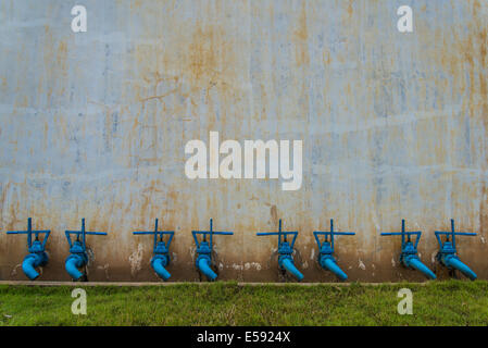 Damm des großen Wasserspeicher tanks Feind Hintergrund. Ventil Stockfoto