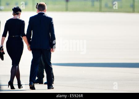 Eindhoven, Niederlande. 23. Juli 2014. Niederländischer König Willem-Alexander und Maxima der Königin auf dem Militärflugplatz in Eindhoven, Niederlande, kommt 23. Juli 2014, bei der Ankunft einer niederländischen Luftwaffe c-130 Hercules-Ebene und eine australische Royal Australian Air Force C17-Transportflugzeug mit den ersten Stellen der 298 Opfer des Flugzeugabsturzes in der Ostukraine Malaysia Airlines MH17 von Charkiw, Ukraine. Foto: Patrick van Katwijk/Niederlande und Frankreich heraus - Live News WIRE SERVICE/Dpa/Alamy Stockfoto