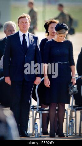 Eindhoven, Niederlande. 23. Juli 2014. Niederländischer König Willem-Alexander und Maxima der Königin auf dem Militärflugplatz in Eindhoven, Niederlande, kommt 23. Juli 2014, bei der Ankunft einer niederländischen Luftwaffe c-130 Hercules-Ebene und eine australische Royal Australian Air Force C17-Transportflugzeug mit den ersten Stellen der 298 Opfer des Flugzeugabsturzes in der Ostukraine Malaysia Airlines MH17 von Charkiw, Ukraine. Foto: Patrick van Katwijk/Niederlande und Frankreich heraus - Live News WIRE SERVICE/Dpa/Alamy Stockfoto