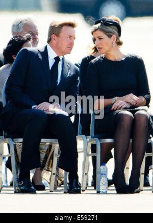 Eindhoven, Niederlande. 23. Juli 2014. Niederländischer König Willem-Alexander und Maxima der Königin auf dem Militärflugplatz in Eindhoven, Niederlande, kommt 23. Juli 2014, bei der Ankunft einer niederländischen Luftwaffe c-130 Hercules-Ebene und eine australische Royal Australian Air Force C17-Transportflugzeug mit den ersten Stellen der 298 Opfer des Flugzeugabsturzes in der Ostukraine Malaysia Airlines MH17 von Charkiw, Ukraine. Foto: Patrick van Katwijk/Niederlande und Frankreich heraus - Live News WIRE SERVICE/Dpa/Alamy Stockfoto