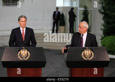 Ramallah. 23. Juli 2014. British Foreign Secretary Philip Hammond (L) und palästinensische Chefunterhändler Saeb Erekat teilnehmen eine gemeinsame Pressekonferenz in der Westbank Ramallah am 23. Juli 2014. Bildnachweis: Fadi Aruri/Xinhua/Alamy Live-Nachrichten Stockfoto