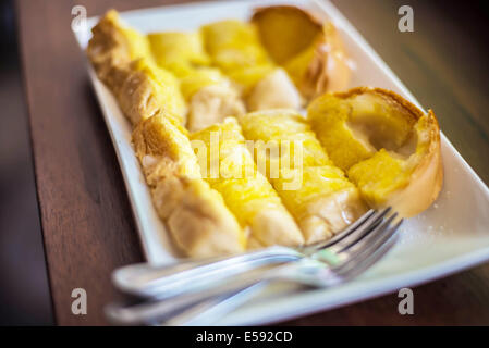 Toast mit Butter auf dem Holztisch im Café. Stockfoto