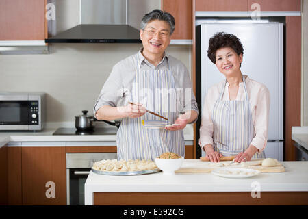 Gerne älteres paar Knödel machen Stockfoto