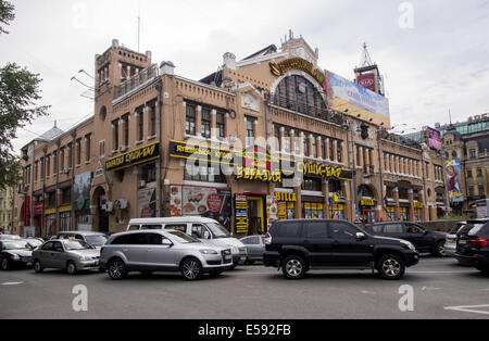 23. Juli 2014 - The Bessarabski Markt befindet sich im Zentrum von Kiew auf dem Bessarabskaia Platz am Ende der Hauptverkehrsader der Stadt, der Chreschtschatyk, Kiew, Ukraine. © Igor Golovniov/ZUMA Draht/Alamy Live-Nachrichten Stockfoto