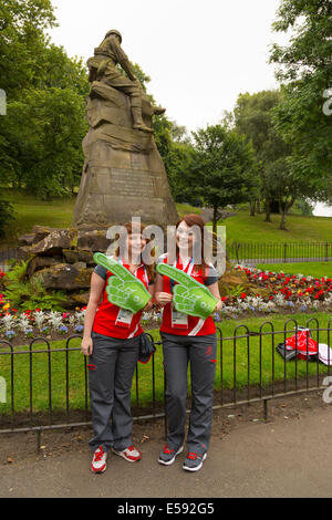 Glasgow, Schottland. 24. Juli 2014. Clyde-Sider Freiwilligen zur Verfügung, um direkten Zuschauer zum Lawn Bowls Ereignis zu helfen, als der erste Tag der Commonwealth Games startet. Bildnachweis: Paul Stewart/Alamy Live-Nachrichten Stockfoto