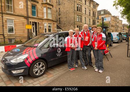 Glasgow, Schottland. 24. Juli 2014. Clyde-Sider Freiwilligen zur Verfügung, um direkten Zuschauer zum Lawn Bowls Ereignis zu helfen, als der erste Tag der Commonwealth Games startet. Bildnachweis: Paul Stewart/Alamy Live-Nachrichten Stockfoto