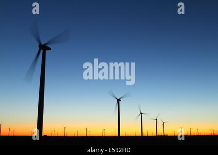 Turbine erneuerbare Energiequelle Generierung Windpark in der Abenddämmerung in Texas, USA. Stockfoto