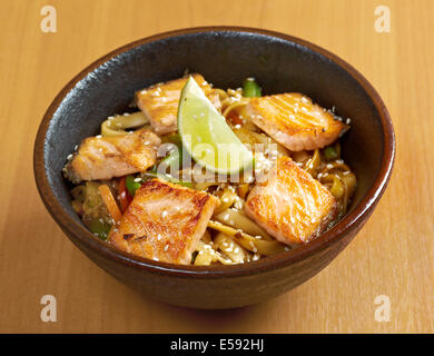 Japanische Küche - Udon (Dicke Weizennudeln) mit Lachs und Gemüse Stockfoto